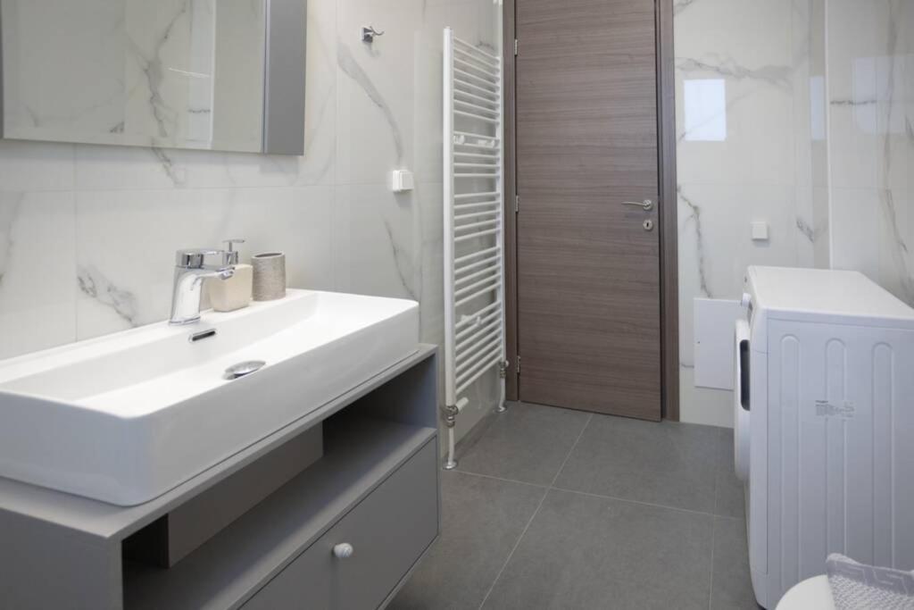 Mela Luxury Apartments Maroulas Bagian luar foto