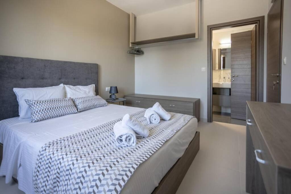Mela Luxury Apartments Maroulas Bagian luar foto