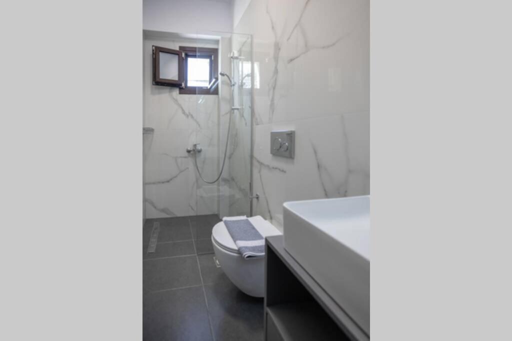 Mela Luxury Apartments Maroulas Bagian luar foto