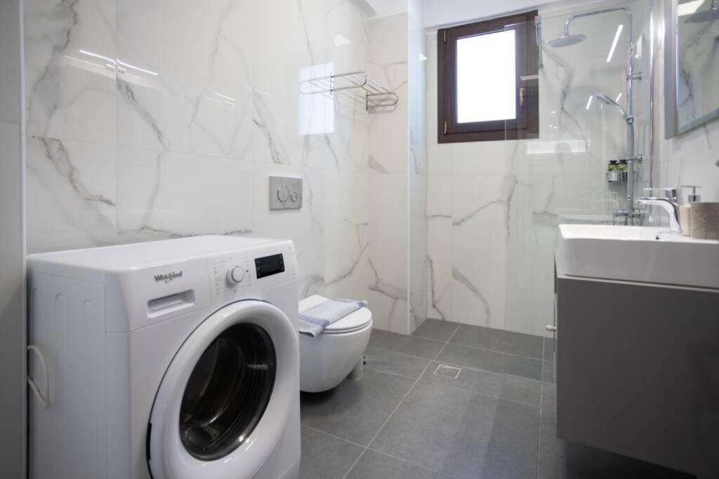 Mela Luxury Apartments Maroulas Bagian luar foto