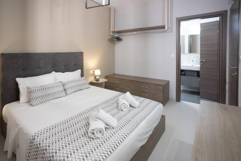 Mela Luxury Apartments Maroulas Bagian luar foto